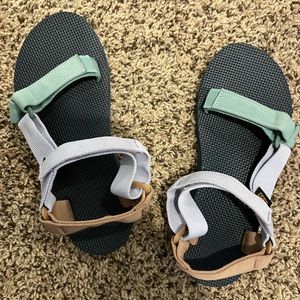 Tevas size 6 women’s. Never worn